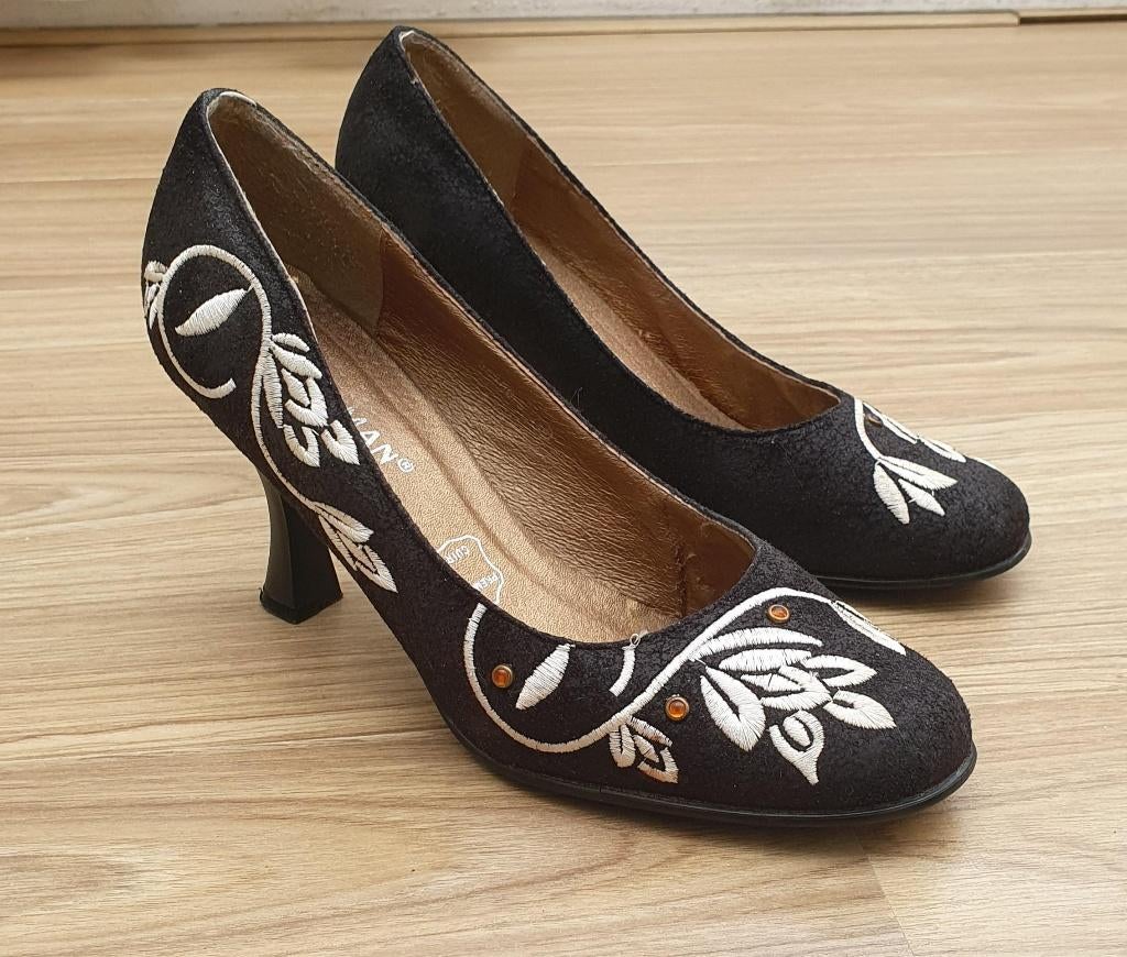 Supermooie pumps zwart met borduur en oranje steentjes 39, Pumps, Zwart, Ophalen of Verzenden, Zo goed als nieuw