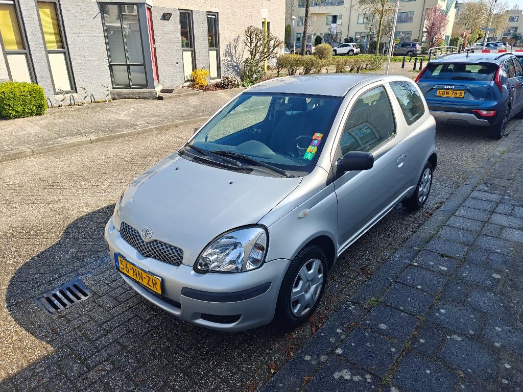 Toyota Yaris 1.0 16V Vvti 3DR Terra 2004 Grijs, Auto's, Stof, 31 €/maand, 4 cilinders, 400 kg