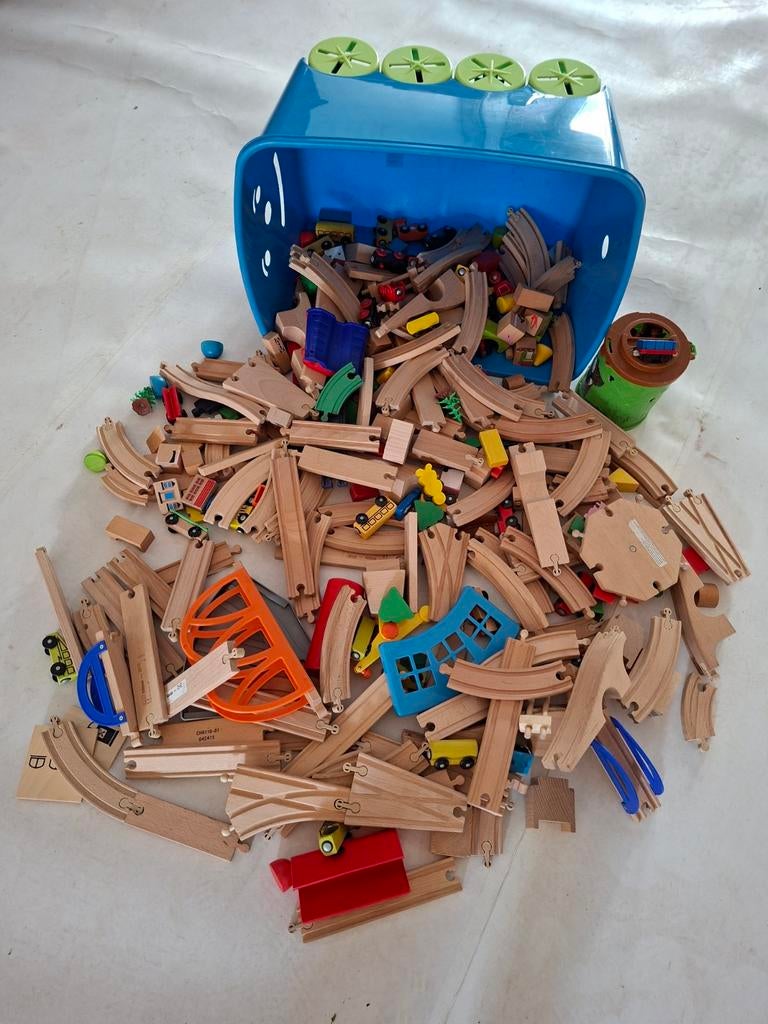 Houten treinrails met veel treinen, Ophalen