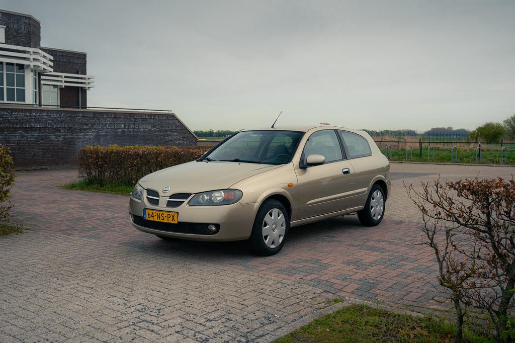 Nissan Almera 1.8 3D AUT 2004 Beige, Auto's, Nissan, Stof, 4 cilinders, 1153 kg, Beige