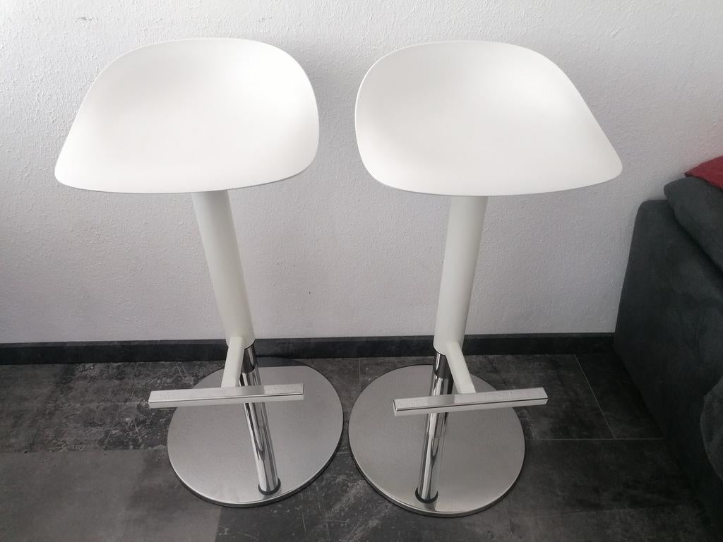 Twee witte barkrukken, 2 krukken, Ophalen, 60 tot 90 cm