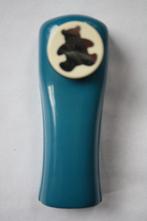 Carl figuurpons long readsbeer 2,3x2,1cm, Ophalen of Verzenden, Nieuw, Dieren, Pons of Mal