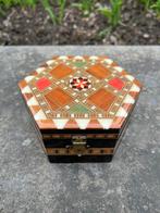 Vintage zeshoekige juwelendoos met inleg (marqueterie), Antiek en Kunst, Ophalen of Verzenden