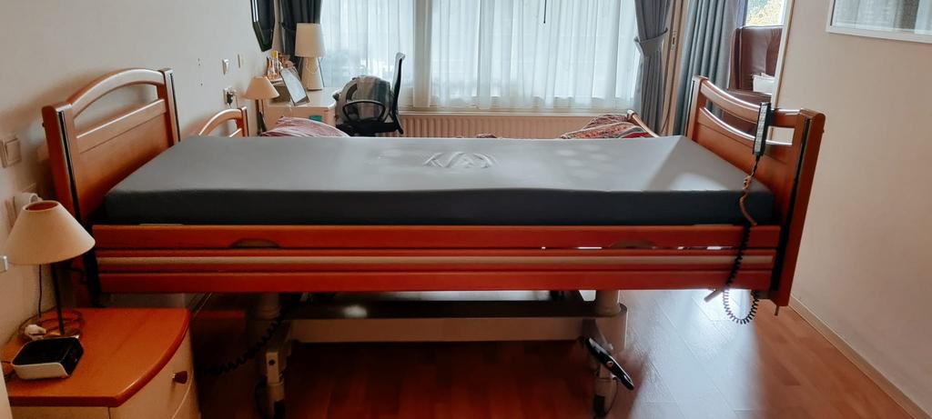 Hooglaagbed/verpleegbed inclusief matras, Ophalen, 90 cm, Eenpersoons, Bruin