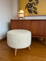 Vintage poef op nieuw bekleed, Huis en Inrichting, Banken | Voetenbanken en Poefen, Ophalen of Verzenden, Nieuw, Rond, Minder dan 50 cm