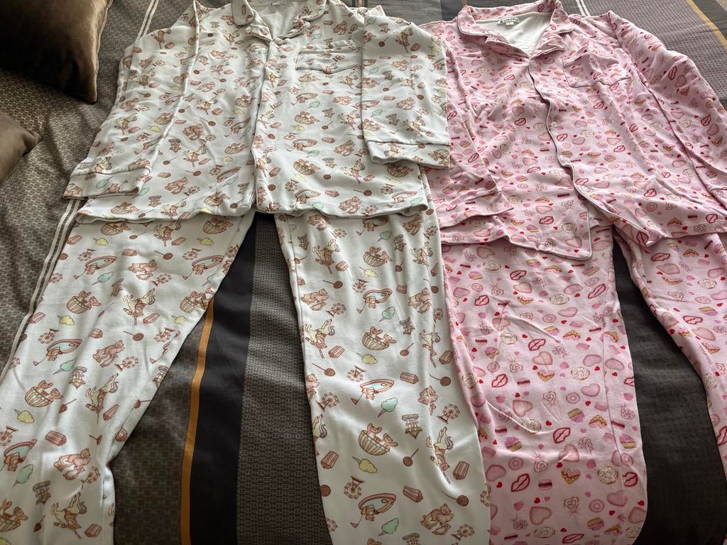 2 leuke pyjama's: hartjes/donuts & kermis (draaimolen/botsau, Ophalen of Verzenden, Gedragen, Maat 42/44 (L)