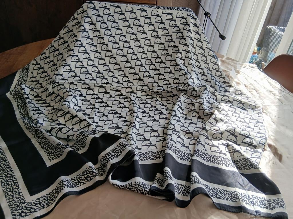Dames  sjaal dior print, Ophalen of Verzenden, Maat 46/48 (XL) of groter, Sjaal
