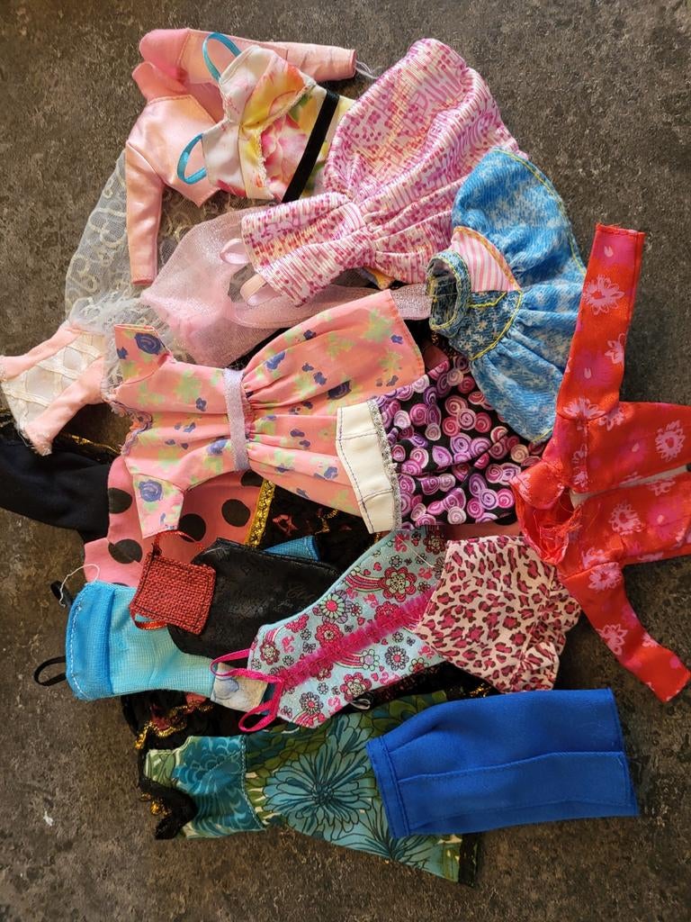 Kleertjes voor een barbie.., Ophalen of Verzenden, Zo goed als nieuw, Kleertjes