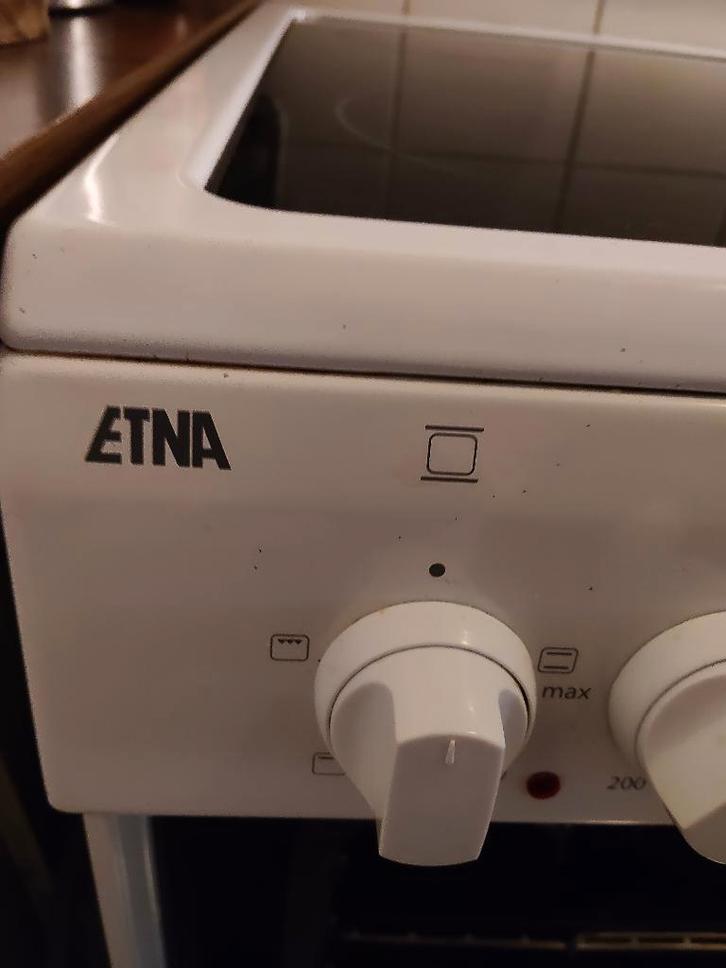 electrisch fornuis ETNA, Witgoed en Apparatuur, Fornuizen, Zo goed als nieuw, Vrijstaand, Elektrisch, 4 kookzones, 85 tot 90 cm