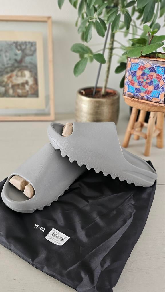 Yeezy Slides slippers YS-01 US10 (EU43,5) grijs, Kleding | Heren, Schoenen, Slippers, Overige kleuren, Nieuw, Ophalen of Verzenden