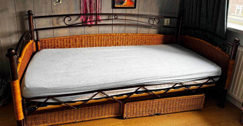ZSM ophalen. Mooi bed rotan en gietijzer 90x200cm, Huis en Inrichting, Slaapkamer | Bedden, Ophalen, Overige materialen, Gebruikt