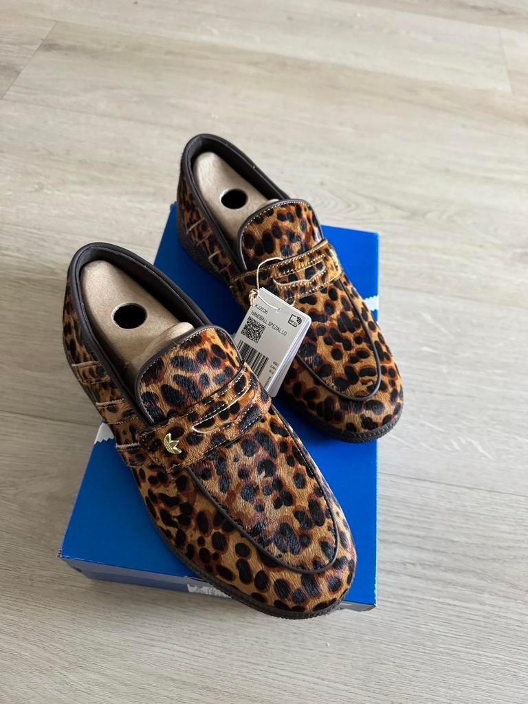 Adidas loafers luipaardprint maat 40, Kleding | Dames, Schoenen, Ophalen of Verzenden, Nieuw, Bruin, Instappers