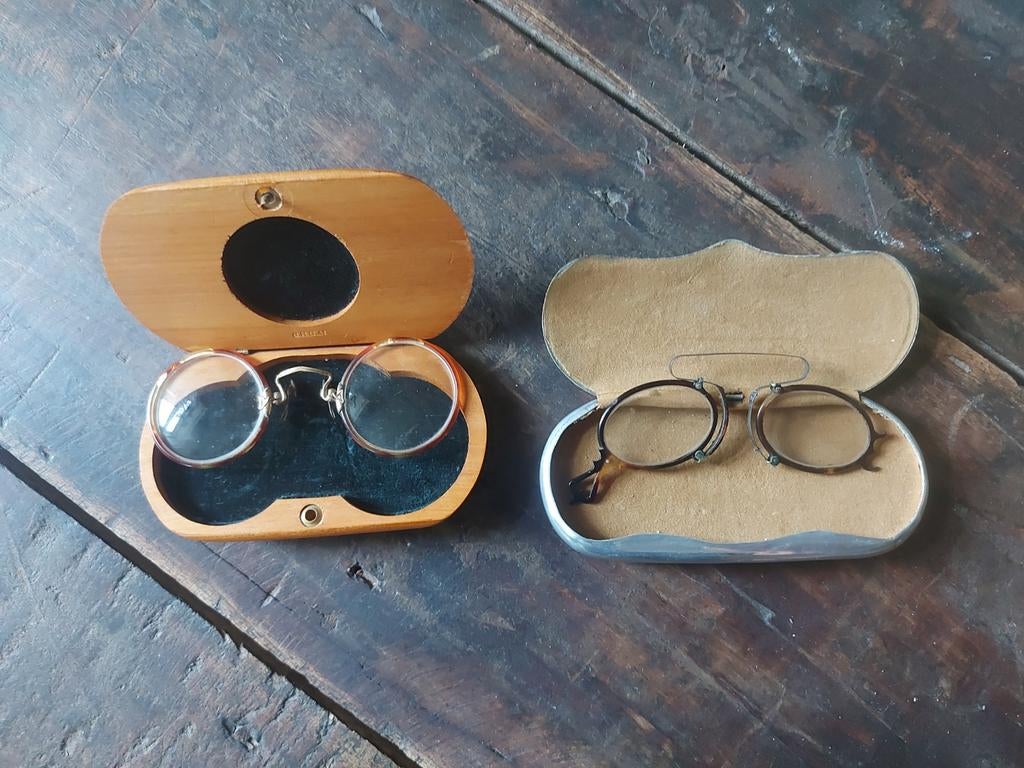 2 x antieke neusbril antieke bril in antieke brillenkoker, Ophalen of Verzenden