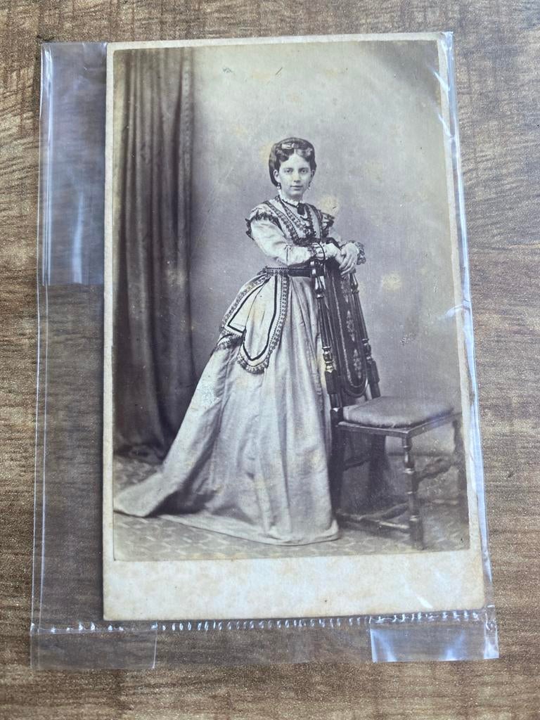 Antieke foto: Vrouw in Victoriaanse kleding, Arthur Holborn, Antiek en Kunst, Ophalen of Verzenden