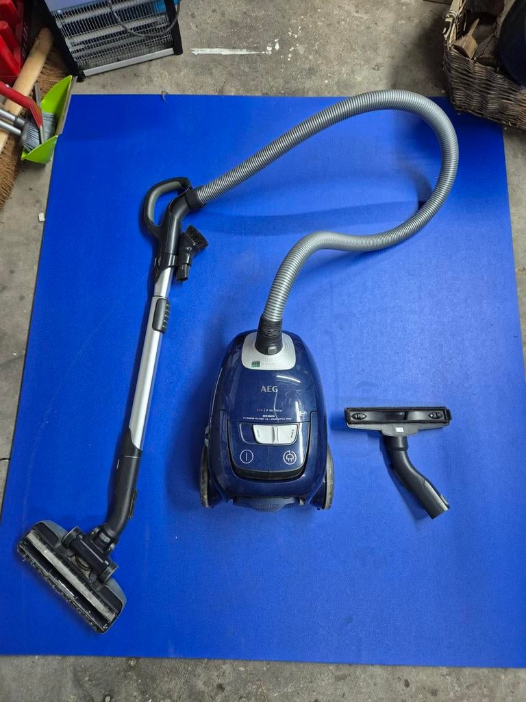 AEG VX8 X Silence stofzuiger met accessoires, Gebruikt, Stofzuiger, Minder dan 1200 watt, Ophalen