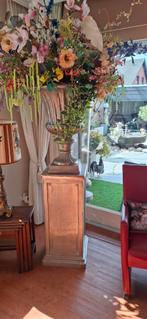 Grote decoratieve vaas met kunstbloemen op sokkel, Ophalen of Verzenden, Zo goed als nieuw