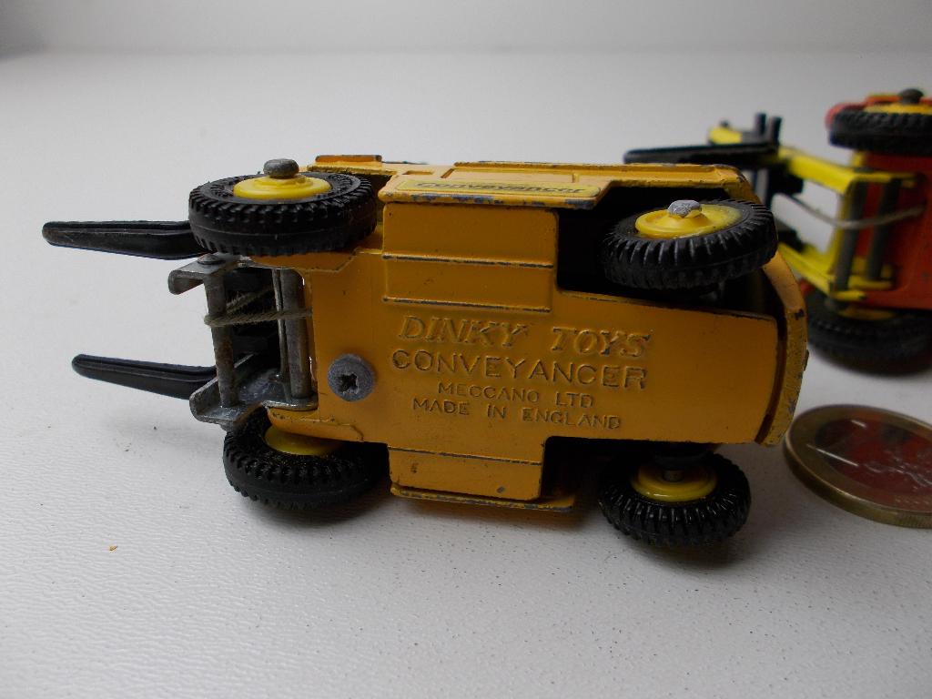 1968 Dinky Toys 404. 2 x CONVEYANCER (2 kleurstellingen!), Ophalen of Verzenden, Gebruikt, Bus of Vrachtwagen, Dinky Toys