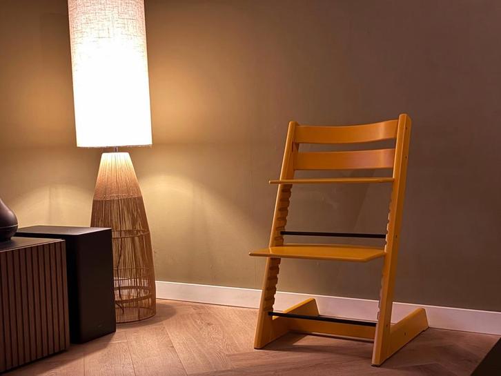 Stokke Tripp Trapp kinderstoel geel - Nieuw model, Kinderen en Baby's, Kinderstoelen, Zo goed als nieuw, Meegroeistoel, Aanschuifbaar