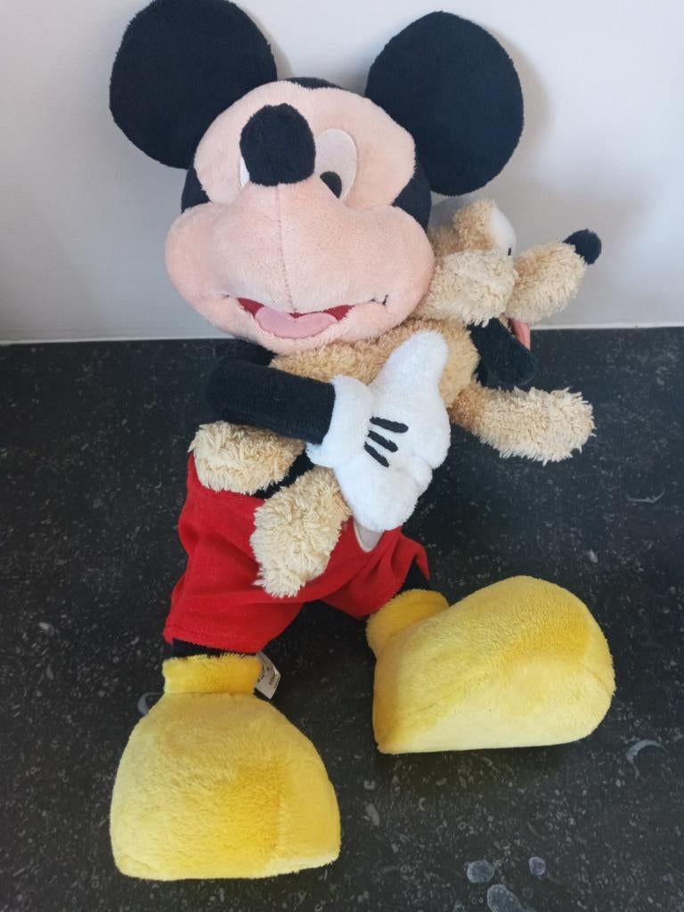 42cm Vrolijk Mickey knuffel Pluto in de arm Disneyland Paris, Ophalen of Verzenden, Mickey Mouse, Zo goed als nieuw, Knuffel