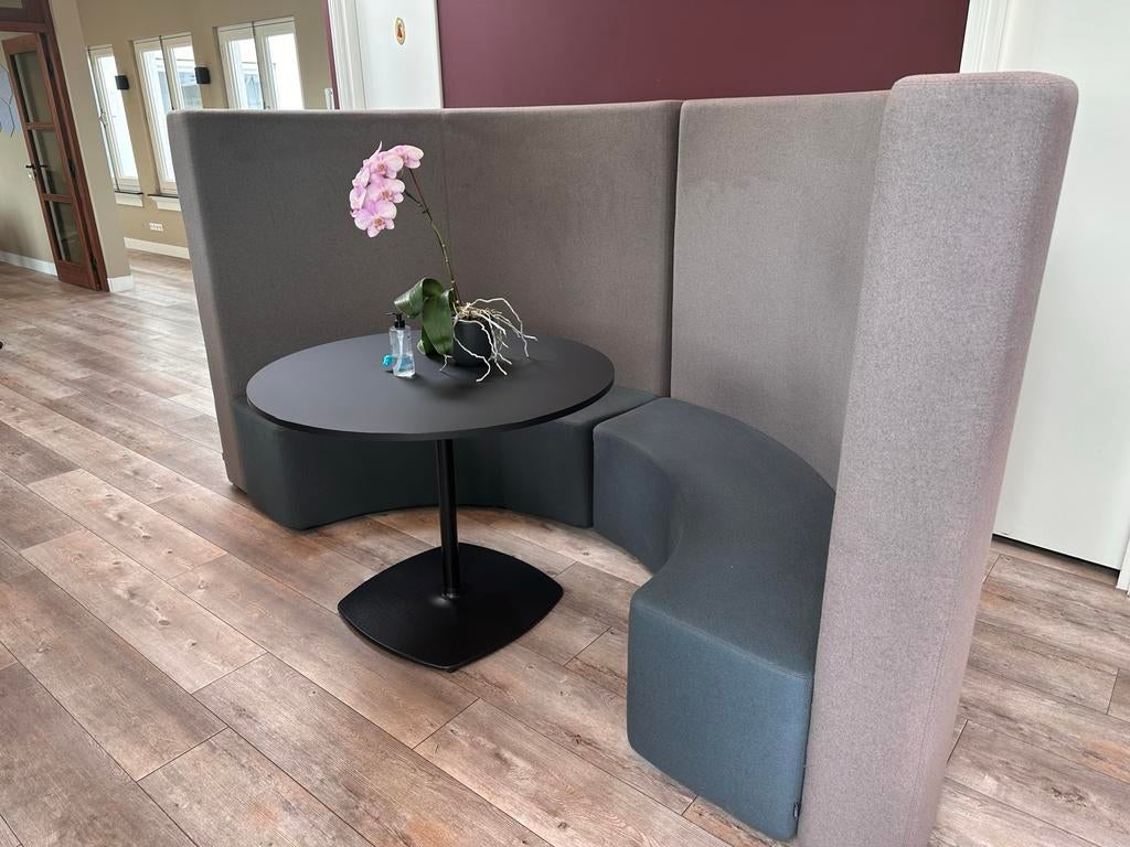 Halve maan bank met akoestische bekleding en tafel, Receptie of Entree, Ophalen, Gebruikt, Complete inventaris