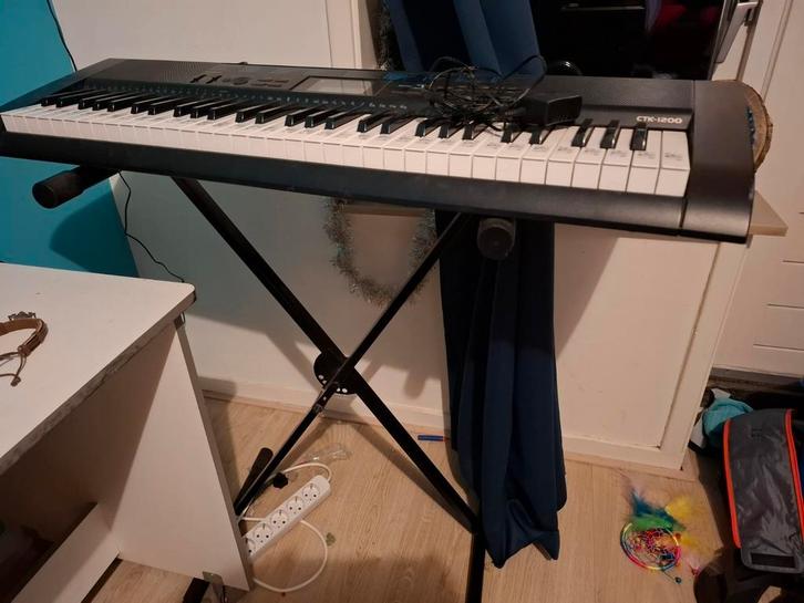 Casio CTK-1200 Keyboard met adapter en lesboek, Muziek en Instrumenten, Keyboards, Ophalen