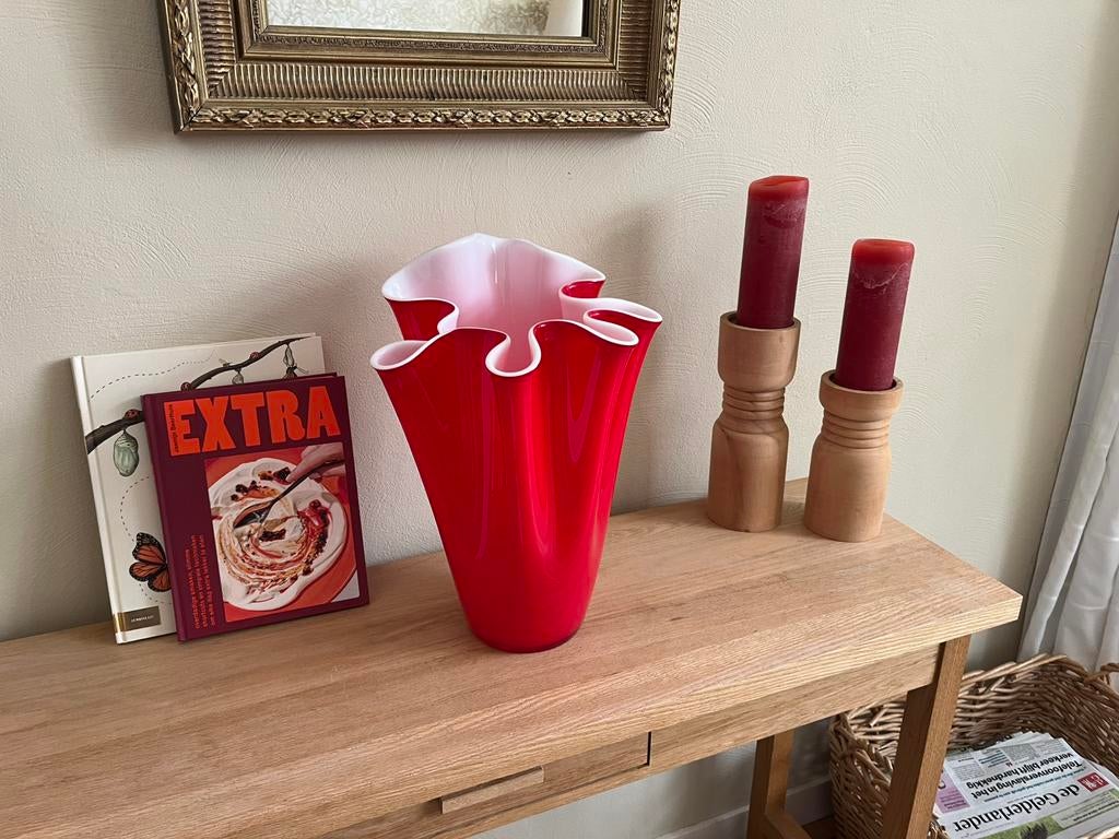 Decoratieve rood-witte plooivaas, Huis en Inrichting, Woonaccessoires | Vazen, Ophalen, Aardewerk of Porselein, Zo goed als nieuw