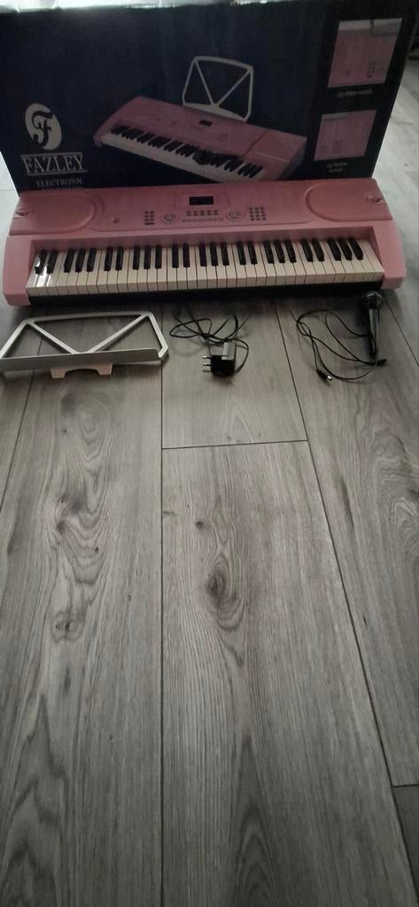 Piano, Muziek en Instrumenten, Keyboards, Ophalen of Verzenden, Zo goed als nieuw, 61 toetsen, Overige merken