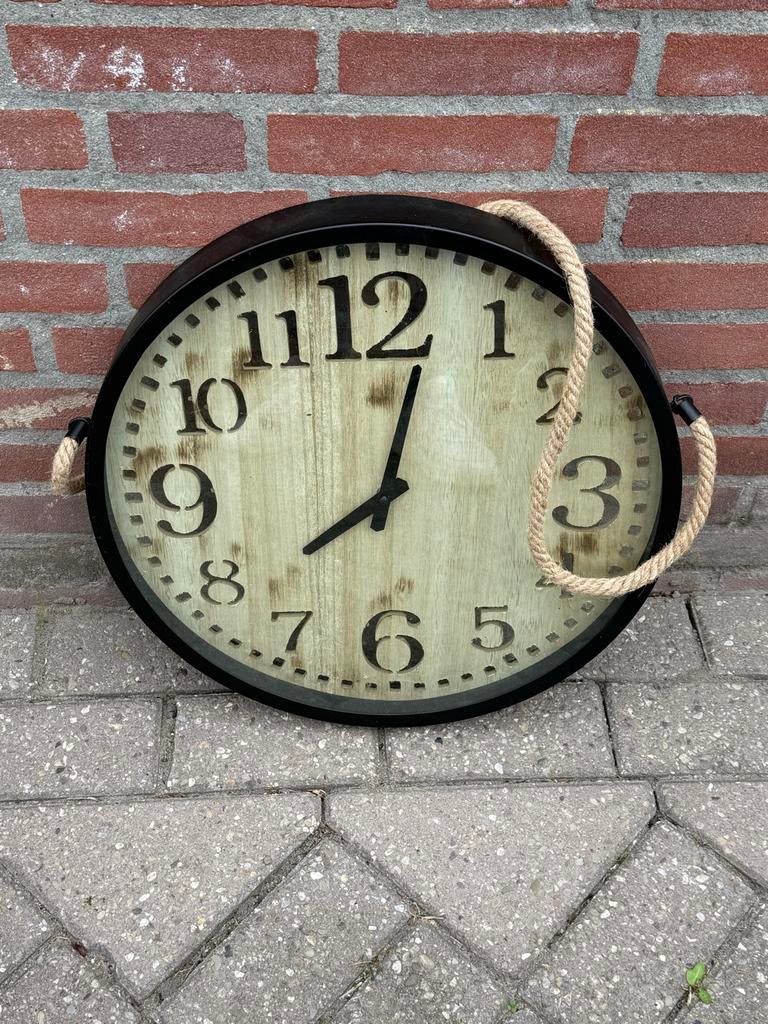 Grote wandklok met touw, Ophalen of Verzenden, Zo goed als nieuw, Analoog, Wandklok