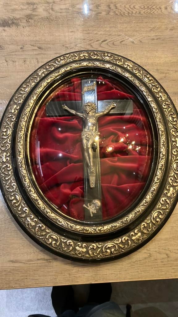 Christus kruisbeeld in glazen stolp/lijst, Ophalen