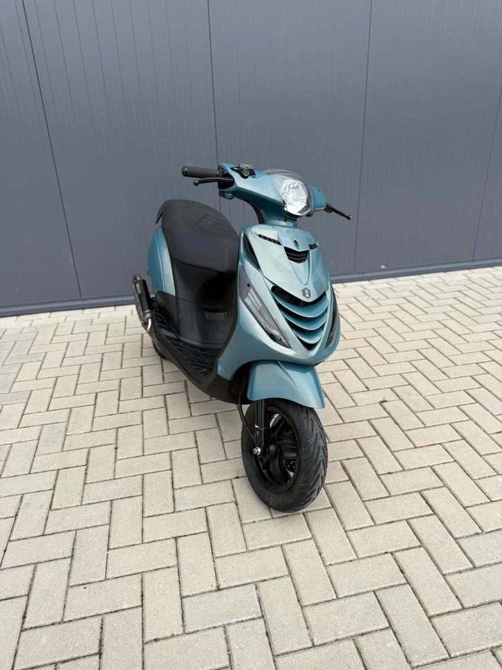 Zip 2t 70cc brom gereviseerd, Fietsen en Brommers, Scooters | Piaggio, Zo goed als nieuw, Zip, Benzine, Ophalen of Verzenden