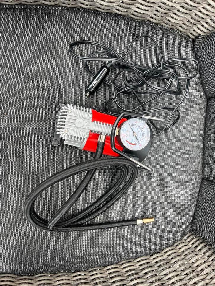 Compacte 12V Auto Compressor / Bandenpomp - Zo goed als nieu, Muziek en Instrumenten, Microfoons, Zo goed als nieuw, Ophalen of Verzenden