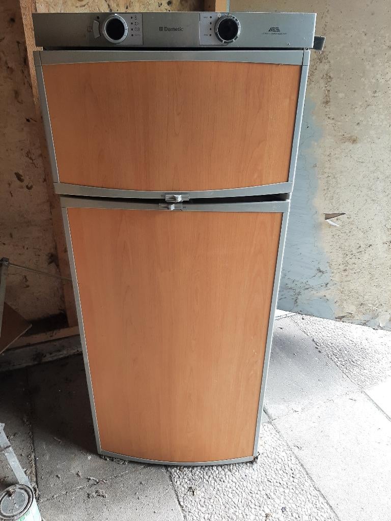 Koelkast camper of caravan. Is voor onderdelen.! Dometic., Witgoed en Apparatuur, Koelkasten en IJskasten, Ophalen, Gebruikt, 120 tot 140 cm
