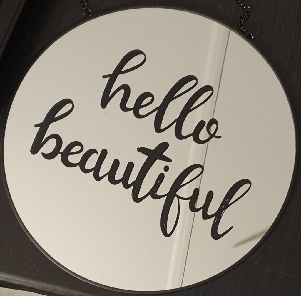 Ronde spiegel met tekst "Hello Beautiful", Minder dan 50 cm, Rond, Ophalen of Verzenden, Zo goed als nieuw