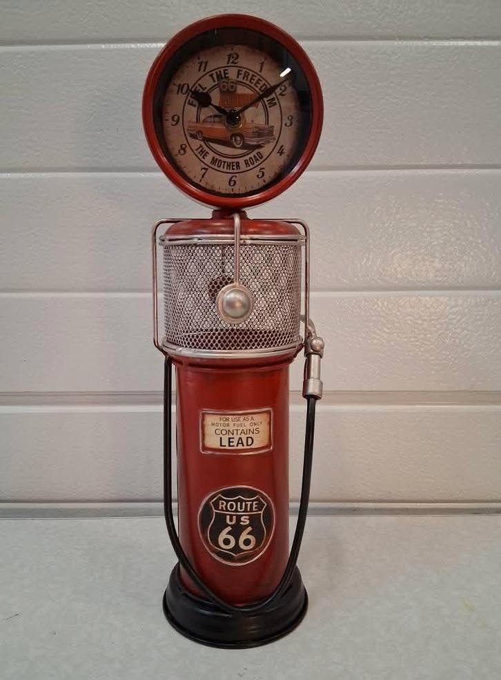 Tafelklok in de vorm van een benzinepomp, Huis en Inrichting, Woonaccessoires | Klokken, Nieuw, Ophalen of Verzenden