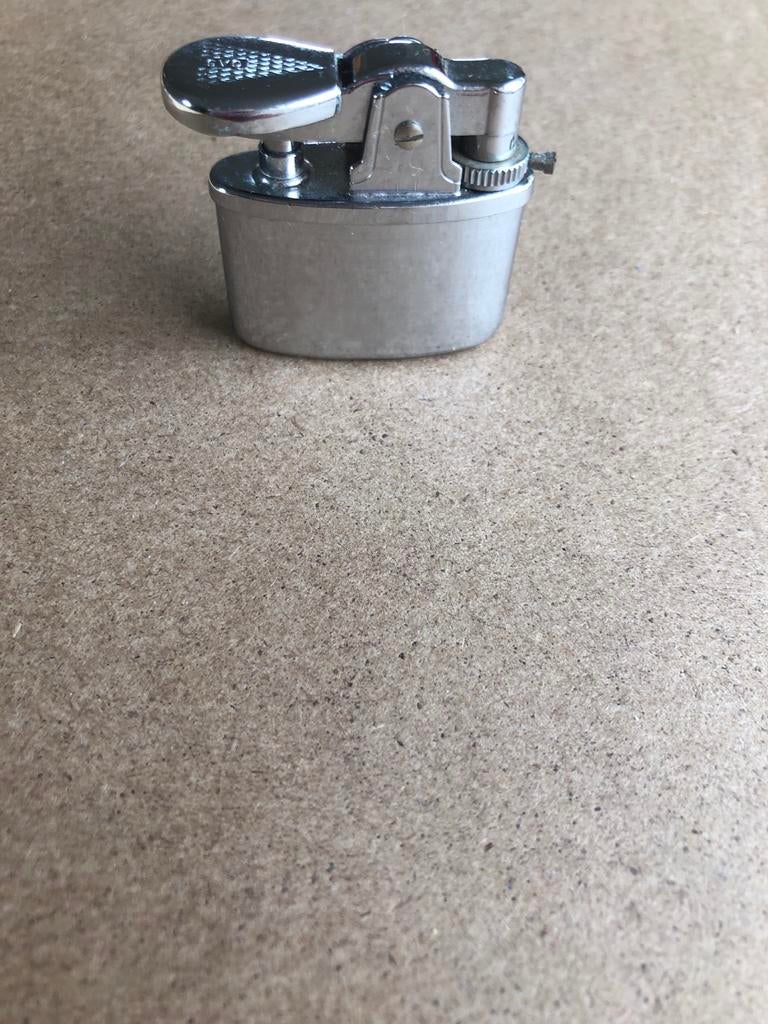 Kleine zilverkleurige gasaansteker, Ophalen of Verzenden, Gebruikt, Aansteker