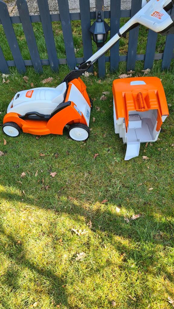op 29-3 € 595.Stihl  2 accus 1.5 seizoen gebruikt, Tuin en Terras, Grasmaaiers, Zo goed als nieuw, 40 t/m 49 cm, Opvangbak, Ophalen