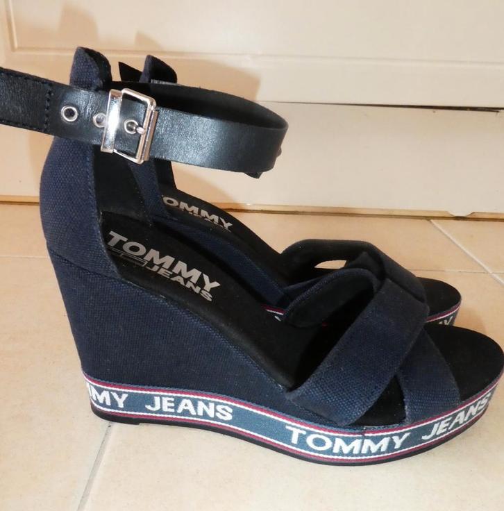 Tommy Hilfiger wedge sandalen maat 38 sleehak Pop Webbing, Kleding | Dames, Schoenen, Zo goed als nieuw, Sandalen of Muiltjes