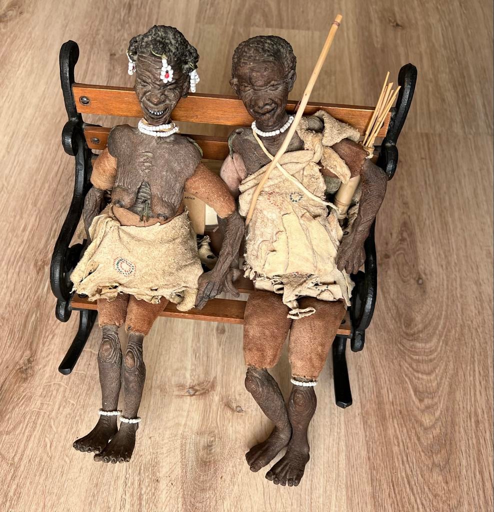 2 unieke Zuid-Afrikaanse poppen San/Bushman op bankje, Ophalen
