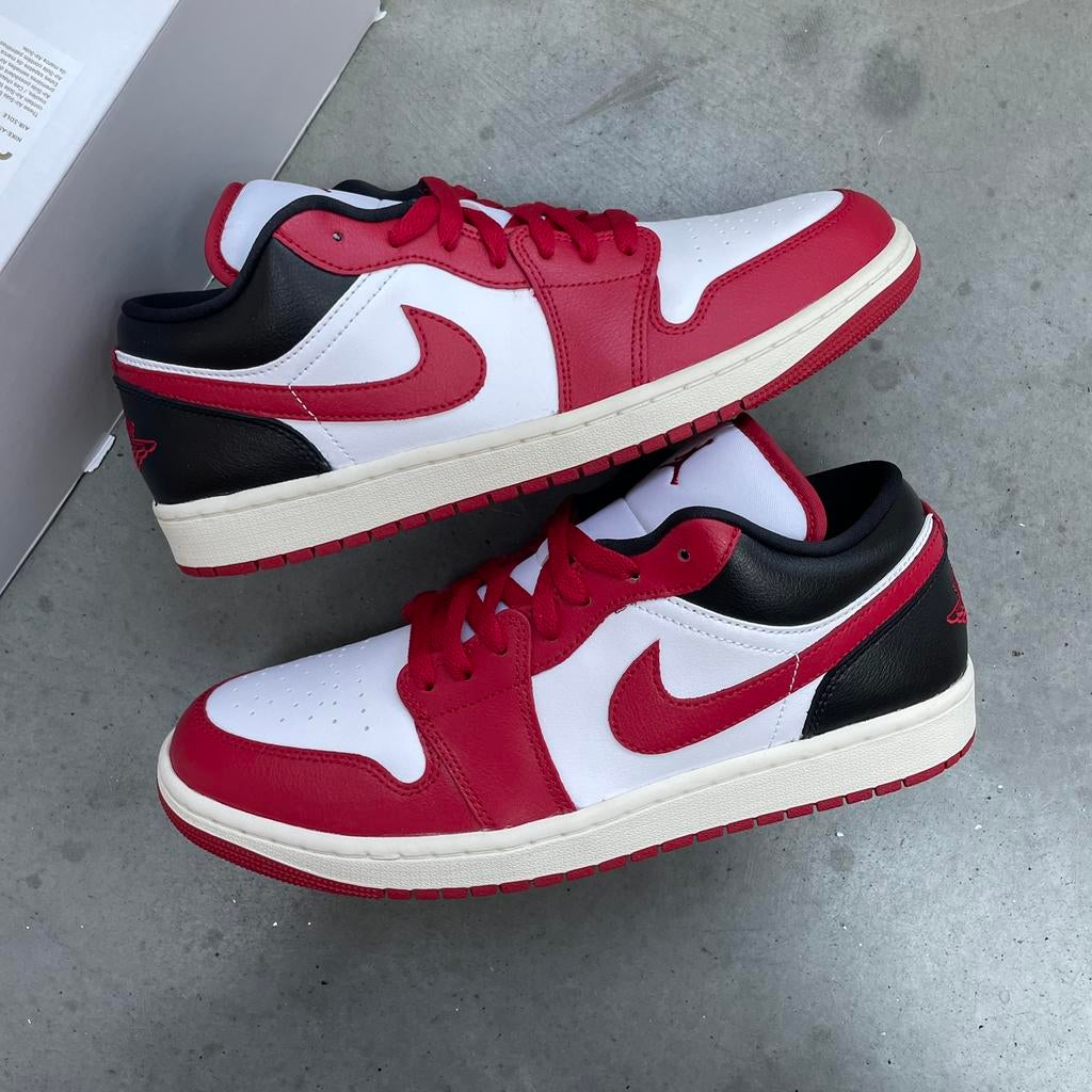 Nike WMNS Air Jordan 1 Low Reverse Black Toe White/Red 44.5, Kleding | Heren, Schoenen, Ophalen of Verzenden, Nieuw, Wit, Sneakers of Gympen