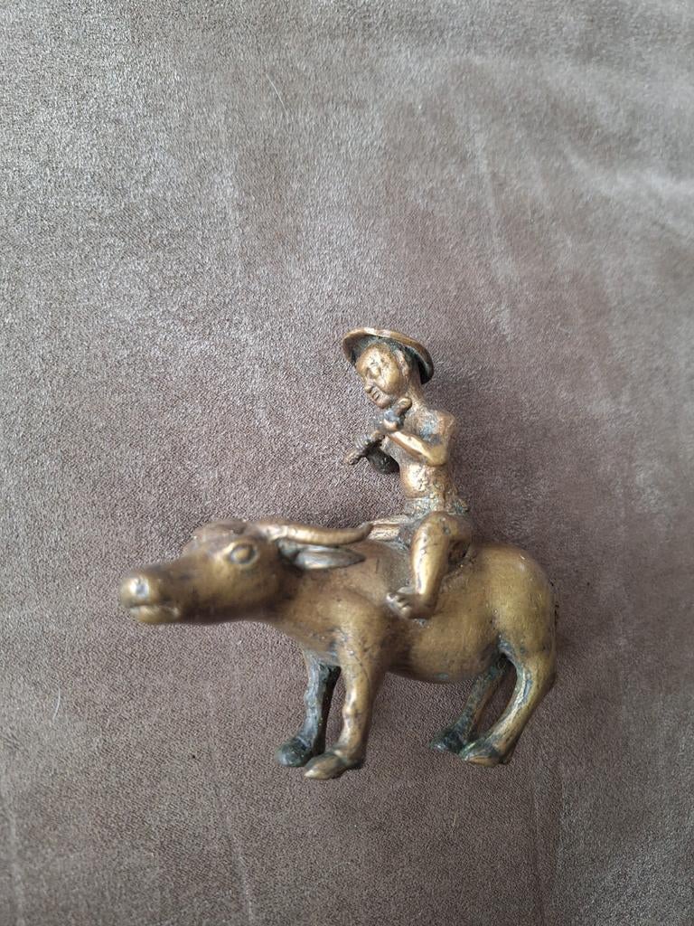 Antiek bronzen beeldje: Jongen op os, Antiek en Kunst, Ophalen of Verzenden