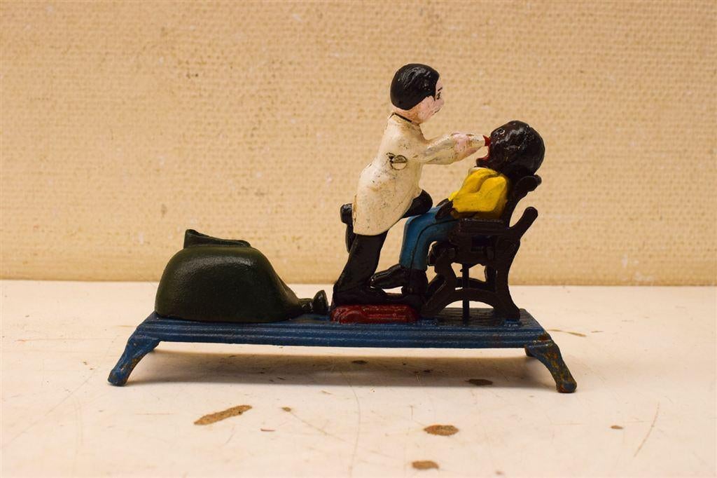 Gietijzeren beeld van een tandarts met patiënt 51212, Ophalen of Verzenden, Gebruikt, Dier