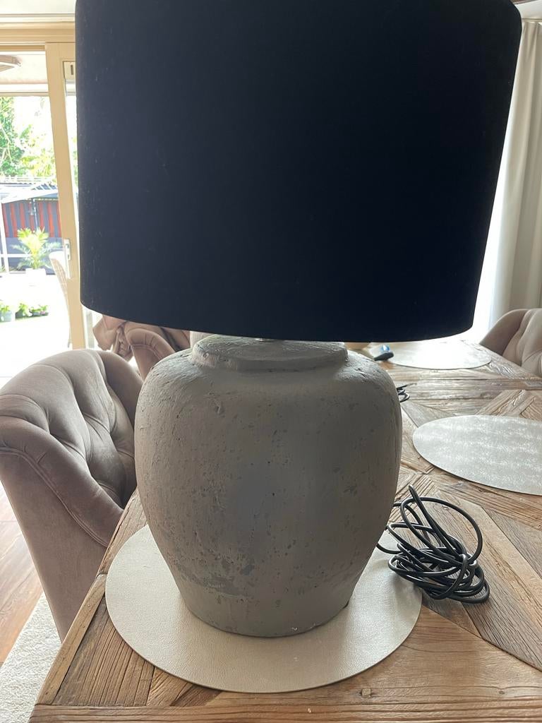 2 Grote Tafellampen met Betonnen Voet en Zwarte Kap, Huis en Inrichting, Lampen | Tafellampen, Ophalen of Verzenden, Zo goed als nieuw