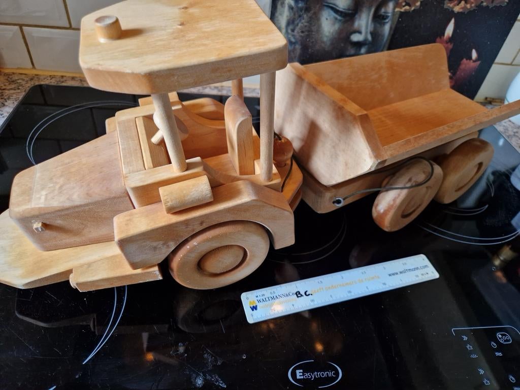 Massieve houten tractor met aanhanger en kiepfunctie, Kinderen en Baby's, Speelgoed | Houten speelgoed, Ophalen of Verzenden, Gebruikt