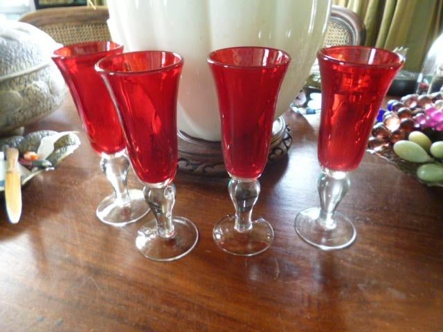 4 hoge rode wijnglazen Ø7x21cm + 6  glazen onderborden rood, Ophalen of Verzenden, Zo goed als nieuw, Overige typen