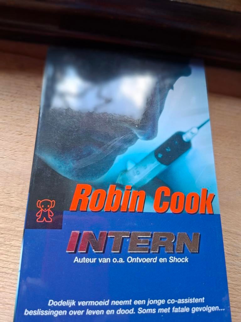 Robin Cook - Intern (Thriller), Ophalen of Verzenden, Gelezen, Robin Cook, Wereld overig