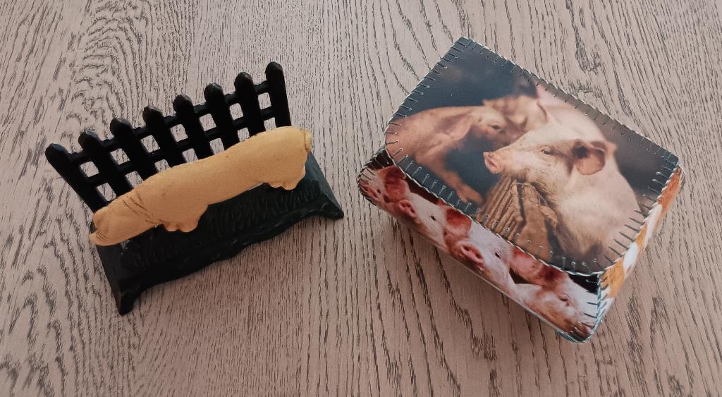 Doosje motief varken + brievenhouder gietijzewr varken, Ophalen of Verzenden, Zo goed als nieuw, Boerderijdier, Overige typen