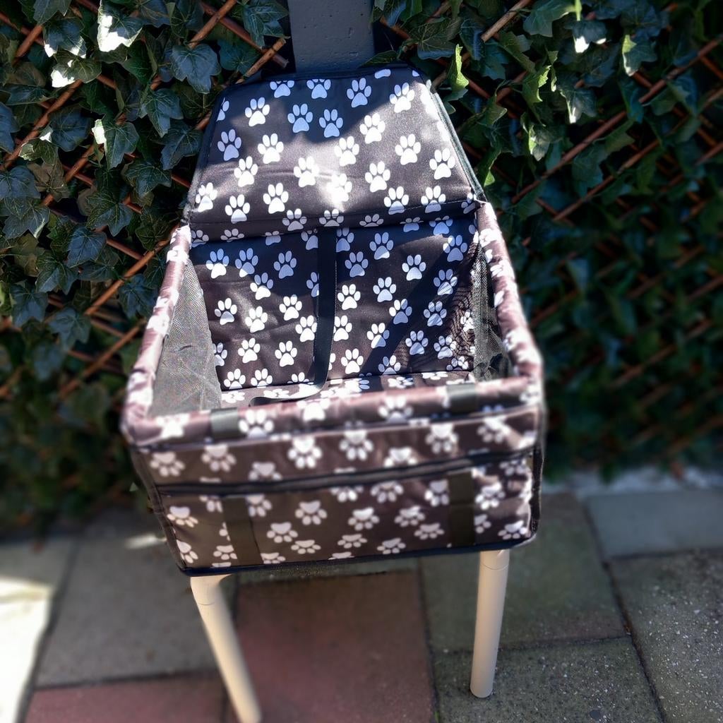 Klein hondenzitje voor in de auto., Ophalen