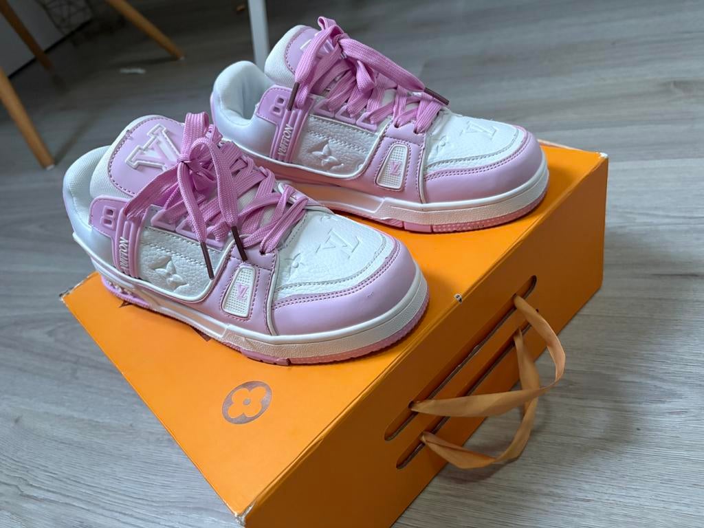 Lv sneakers roze, Kleding | Dames, Schoenen, Ophalen of Verzenden, Roze, Sneakers of Gympen, Zo goed als nieuw