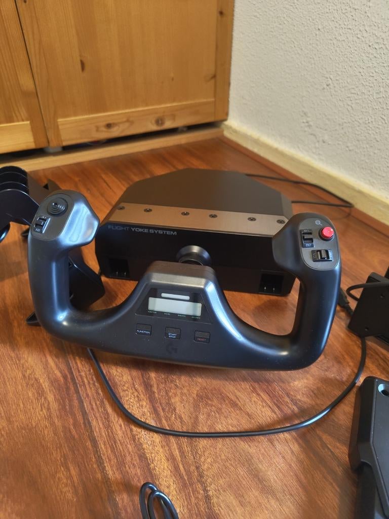 Logitech Flight Yoke met Throttle Quadrant en Rudder Pedals, Ophalen, Gebruikt, Simulatie