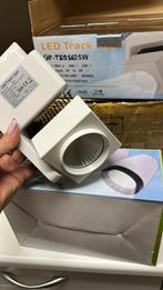 8 Nieuwe LED spots met rails en bevestigingsmateriaal, Ophalen of Verzenden, Nieuw, Minder dan 30 watt, Led-lamp